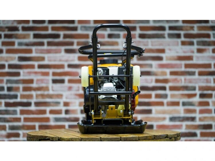Виброплита HAMER M-100PRO с двигателем Honda вид модели виброплита hamer m-100pro с двигателем honda