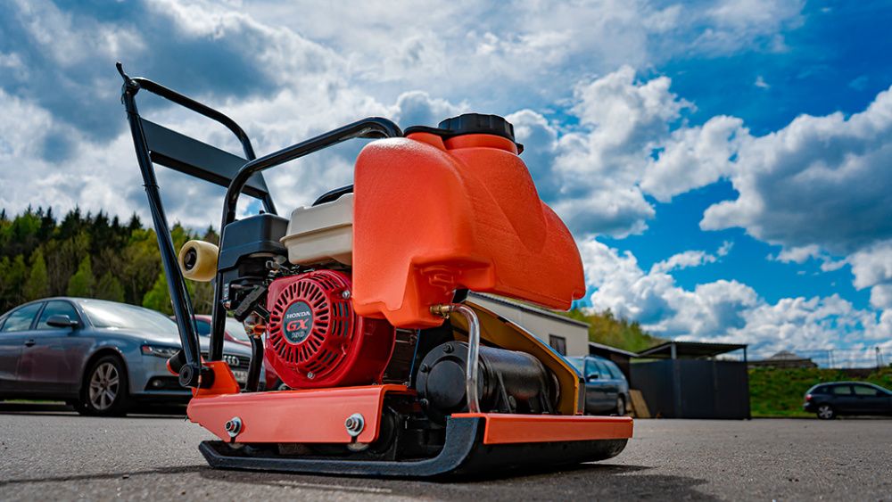 Виброплита Hamer M-140H-PRO с двигателем HONDA вид модели виброплита hamer m-140h-pro с двигателем honda