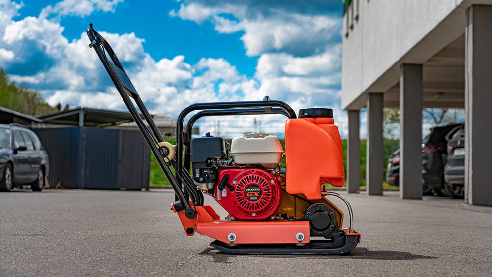 Виброплита Hamer M-140H-PRO с двигателем HONDA вид модели виброплита hamer m-140h-pro с двигателем honda